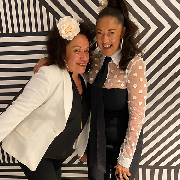 About Vika and Linda Bull