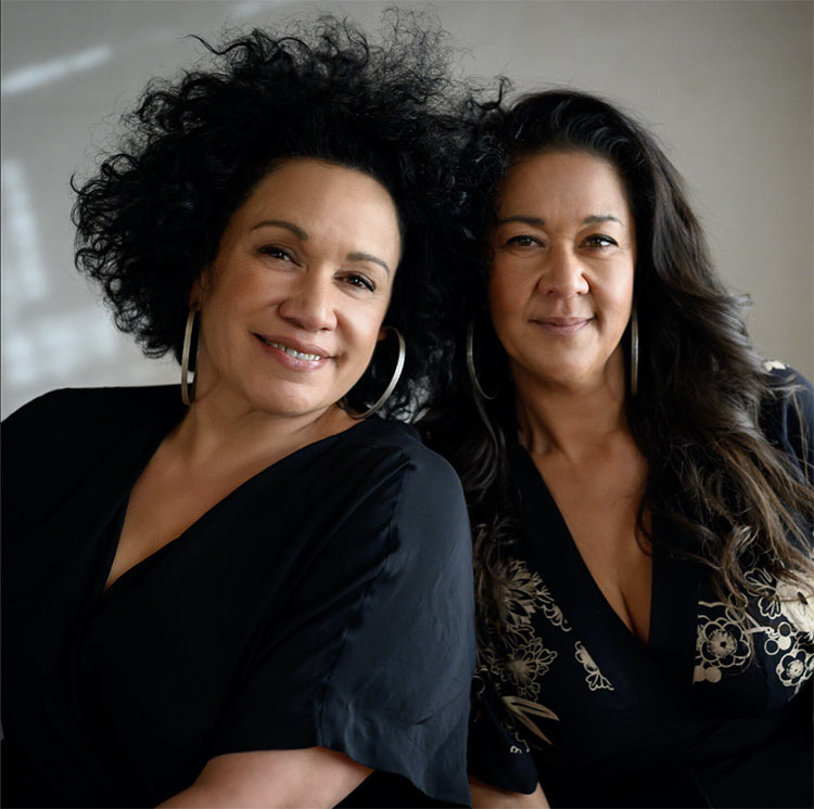 About Vika and Linda Bull